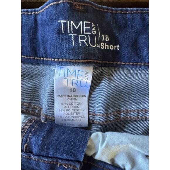 Time & Tru Dark Wash Rolled-Cuff Denim Shorts Size 18 - Picture 3 of 8